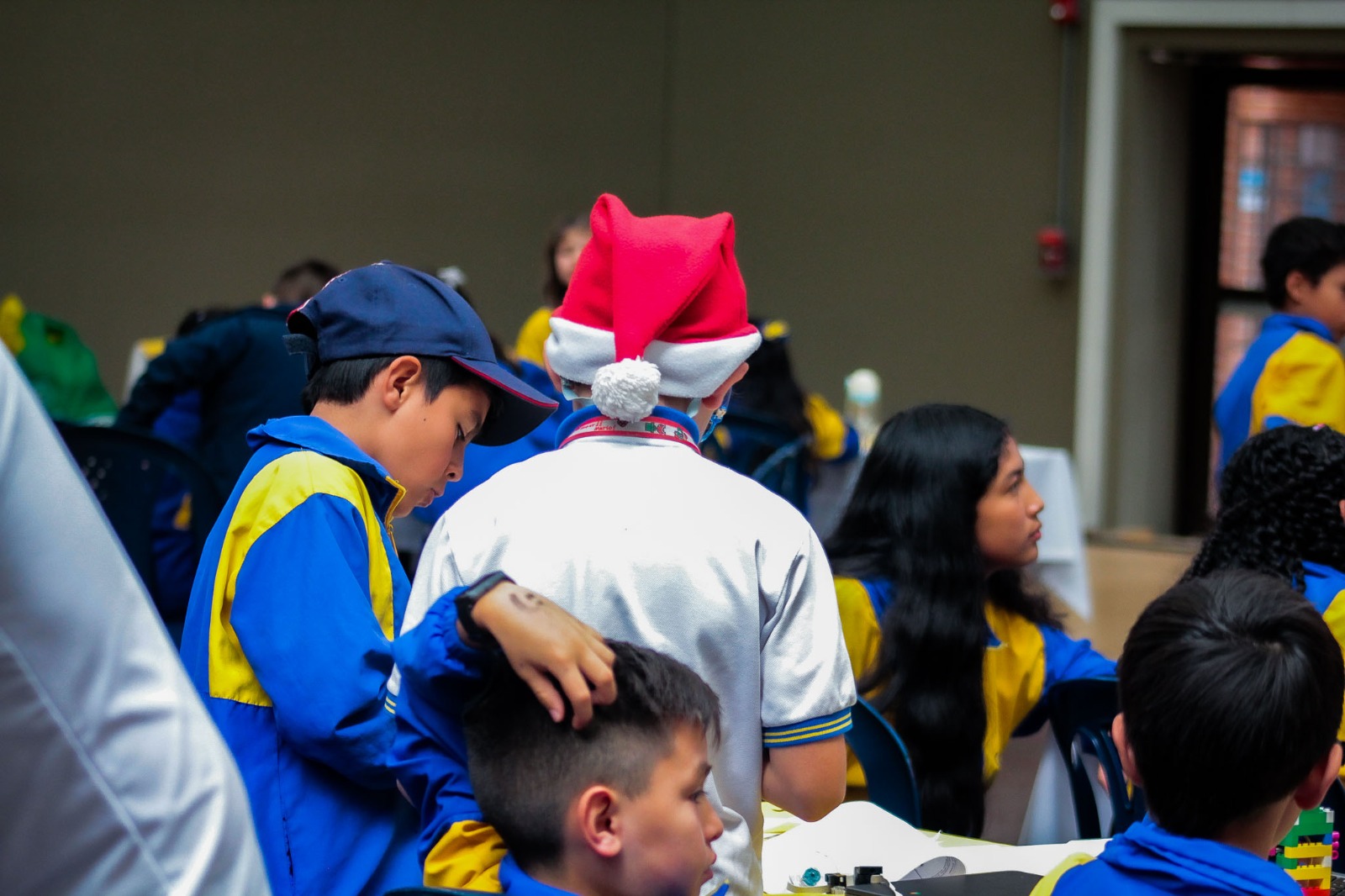 Participantes de bootcamp Sikuani trabajando en equipos